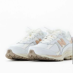 Like new  no box new balance 2002R